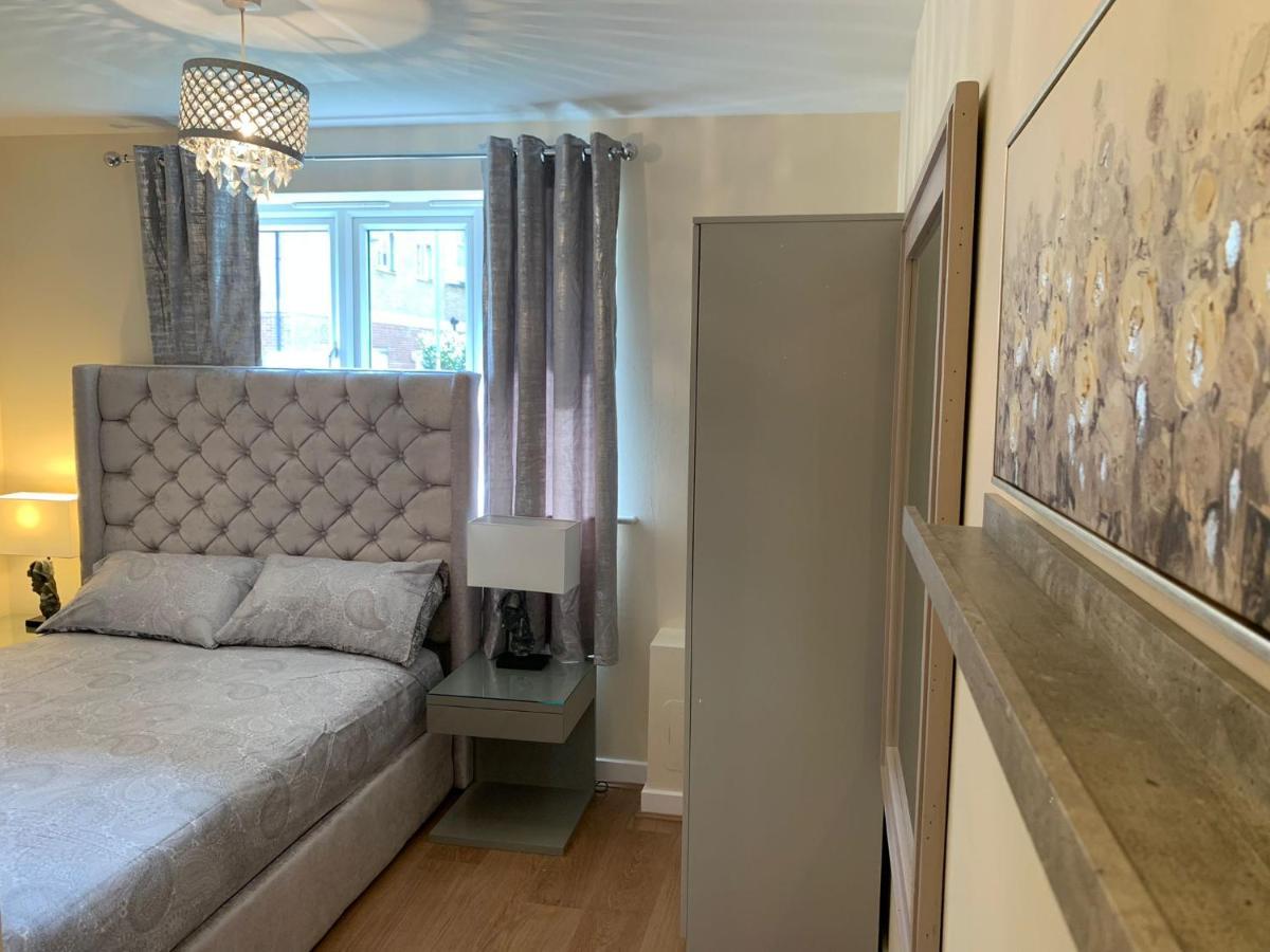 Modern Flat Apartment Уотфорд Екстериор снимка