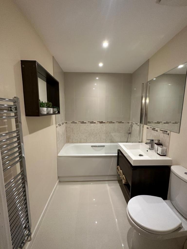 Modern Flat Apartment Уотфорд Екстериор снимка