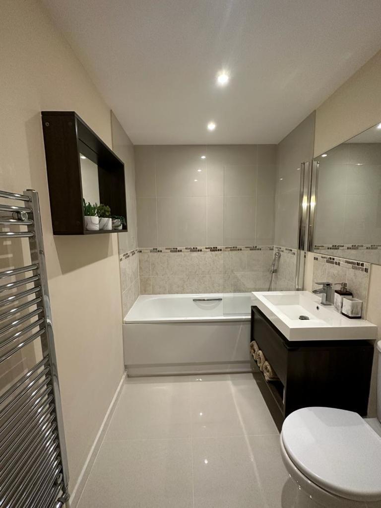Modern Flat Apartment Уотфорд Екстериор снимка