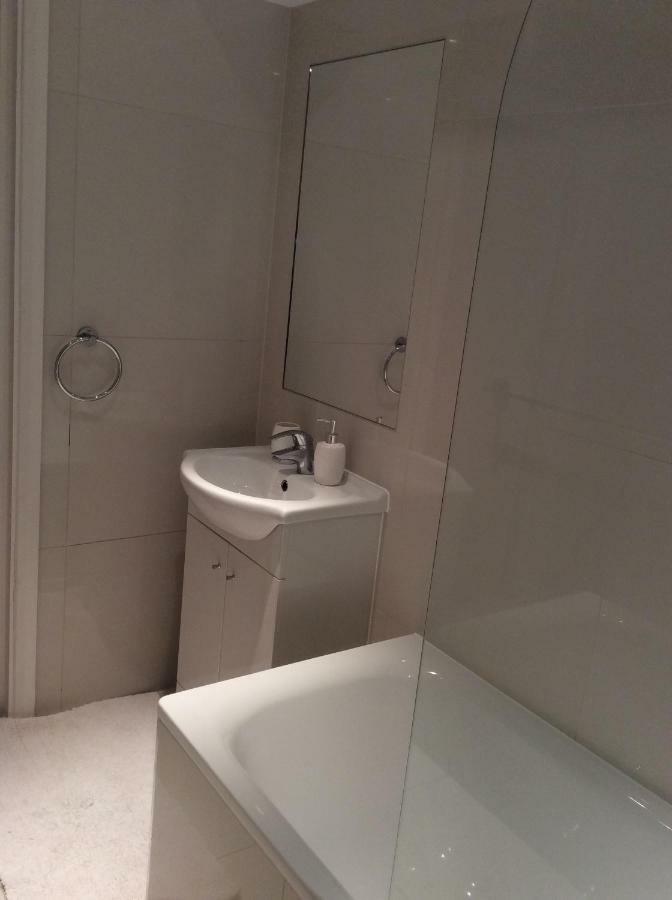 Modern Flat Apartment Уотфорд Екстериор снимка